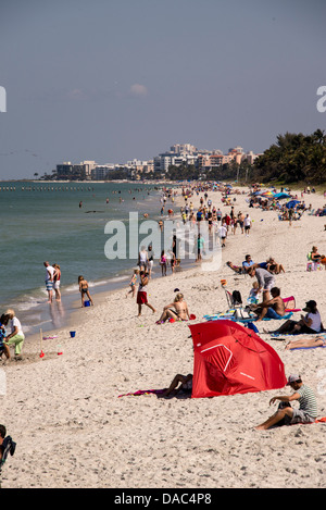 La plage de Naples pier à Pâques Banque D'Images