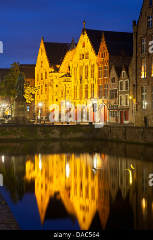 Bruges Toll House dans la nuit avec un reflet dans un canal. Banque D'Images