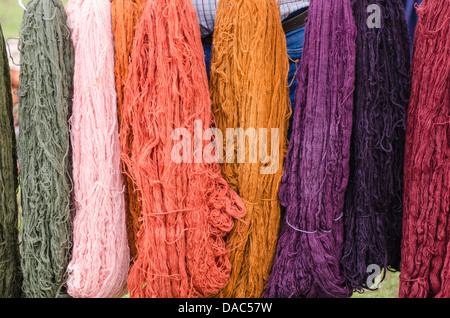 La laine de lama teints de couleur des fils textiles à Chinchero, Pérou. Banque D'Images