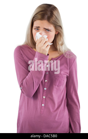 Woman blowing son nez tout en regardant la caméra Banque D'Images