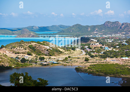 Paysage des Caraïbes en vue d'une colline avec Jolly Beach en arrière-plan. Banque D'Images