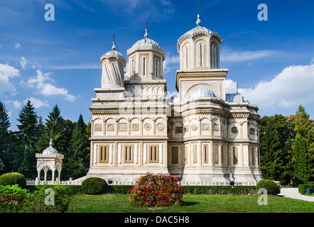 Vue latérale d'Arges Monastère de Curtea de Arges, connu pour la légende de Manole Architecte. Monument de la Roumanie. Banque D'Images