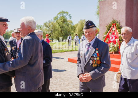 Gomel, Bélarus - 9 mai : anciens combattants non identifiés au cours de la célébration du Jour de la victoire le 9 mai 2013 à Gomel, au Bélarus. Banque D'Images