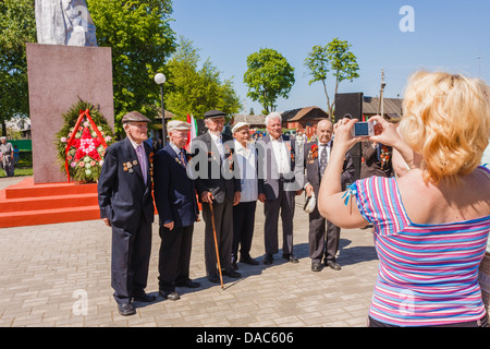 Anciens combattants non identifiés qui pose à l'appareil photo pendant la célébration du Jour de la victoire. GOMEL, BÉLARUS - 9 mai 2013 Banque D'Images