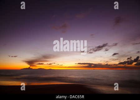 Magnifique coucher de soleil après une éruption du volcan de Montserrat vu d'Antigua. Banque D'Images