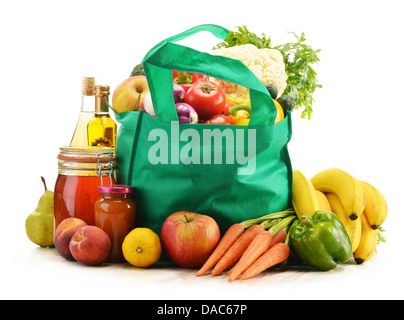 Sac shopping vert avec des produits d'épicerie sur fond blanc Banque D'Images