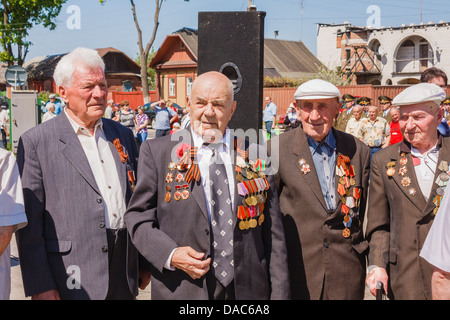 Gomel, Bélarus - 9 mai : anciens combattants non identifiés au cours de la célébration du Jour de la victoire le 9 mai 2013 à Gomel, au Bélarus. Banque D'Images