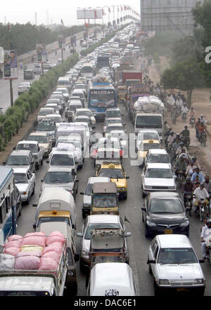 Un grand nombre de véhicules vu coincé dans l'embouteillage sur la route plus fréquentée de Karachi, l'Shahrah-e-Faisal le mercredi, 10 juillet 2013. Banque D'Images