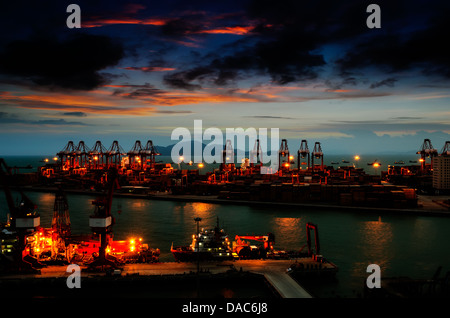 Entrepôt avec port de conteneurs et marchandises de nuit Banque D'Images