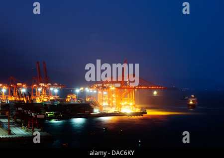 Entrepôt avec port de conteneurs et marchandises de nuit Banque D'Images