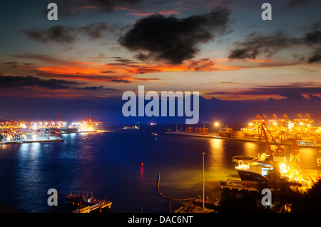 Entrepôt avec port de conteneurs et marchandises de nuit Banque D'Images