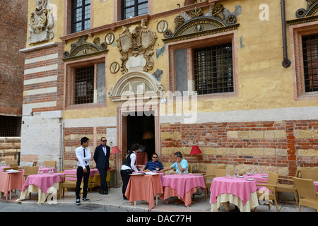 Vérone Italie restaurant à la Piazza dei Signori Banque D'Images