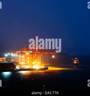 Entrepôt avec port de conteneurs et marchandises de nuit Banque D'Images