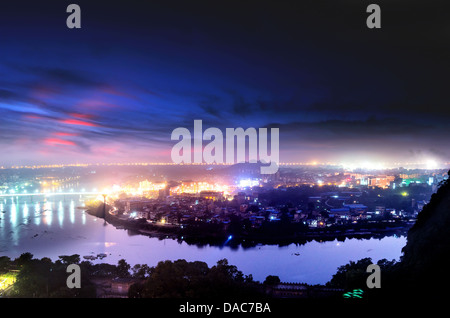 Entrepôt avec port de conteneurs et marchandises de nuit Banque D'Images
