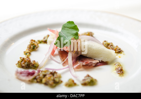 Cured ham alpaga, mariné à l'huile de menthe Vinaigrette Quinoa andin, le Hiram Bingham train pour Machu Picchu, au Pérou. Banque D'Images