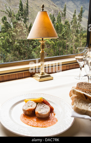 Ballotin de poulet au fromage de chèvre, piment, purée de fèves parfumé avec citron sur Hiram Bingham train pour Machu Picchu au Pérou. Banque D'Images