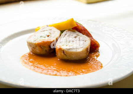 Ballotin de poulet au fromage de chèvre, piment, purée de fèves parfumé avec citron sur Hiram Bingham train pour Machu Picchu au Pérou. Banque D'Images