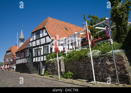 Ebeltoft DANEMARK EU at Jyder Restaurant avec jardin extérieur coin près de Town Hall le Juulsbakke pavées, des maisons à colombages. Banque D'Images