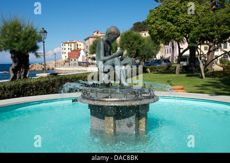 Sculpture de garçon à fountain Marciana Marina Elba Toscane Italie Banque D'Images