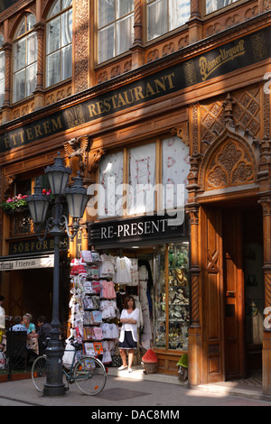 Shop s dans la rue commerçante Vaci utca, Budapest, Hongrie Banque D'Images