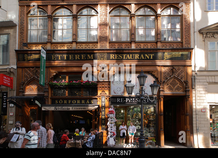 Shop s dans la rue commerçante Vaci utca, Budapest, Hongrie Banque D'Images