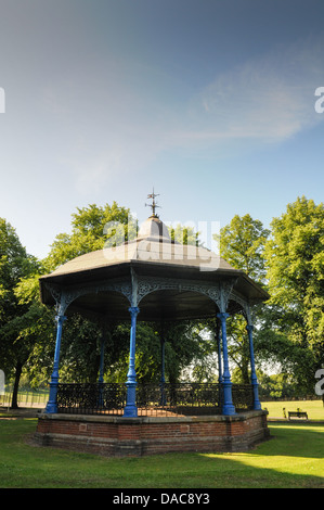 Kiosque victorien restauré à Dudley Council administré Mary Stevens Park de Quarry Bank Banque D'Images