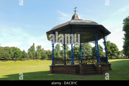 Kiosque victorien restauré à Dudley Council administré Mary Stevens Park de Quarry Bank Banque D'Images