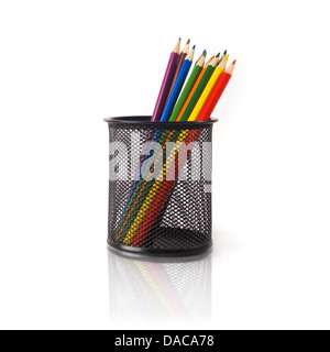 Crayons couleur bois porte-crayon en métal noir sur un fond blanc Banque D'Images
