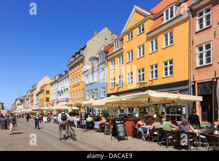 La rue piétonne waterfront avec terrasses de cafés et de bâtiments colorés de Nyhavn, Copenhague, Danemark, Europe Banque D'Images