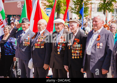 Anciens combattants non identifiés au cours de la célébration du Jour de la victoire. GOMEL, BÉLARUS - 9 mai 2013 Banque D'Images