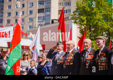 Anciens combattants non identifiés au cours de la célébration du Jour de la victoire. GOMEL, BÉLARUS - 9 mai 2013 Banque D'Images