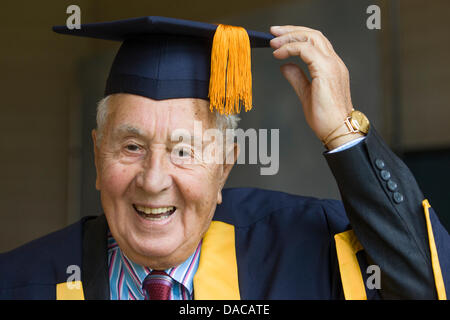 Birmingham, UK, 9e juillet 2013. Ex-Aston Villa Football Club président Sir Doug Ellis en cap d'une blouse prêt pour son diplôme honorifique cérémonie à l'Université de Birmingham, UK Crédit : John James/Alamy Live News Banque D'Images