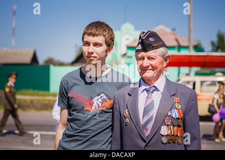 Gomel, Bélarus - 9 mai 2013 : anciens combattants non identifiés avec le petit-fils pose sur un appareil photo lors de la célébration du Jour de la Victoire Banque D'Images