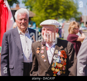 Gomel, Bélarus - 9 mai : anciens combattants non identifiés au cours de la célébration du Jour de la victoire le 9 mai 2013 à Gomel, au Bélarus. Banque D'Images