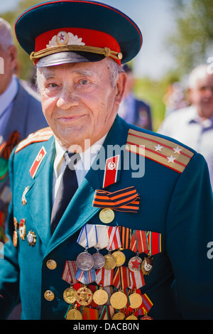 Gomel, Bélarus - 9 mai : ancien combattant non identifiés au cours de la célébration du Jour de la victoire le 9 mai 2013 à Gomel, au Bélarus. Banque D'Images