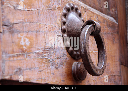 Old heurtoirs de porte sur une vieille porte à San Gimignano en Toscane Banque D'Images