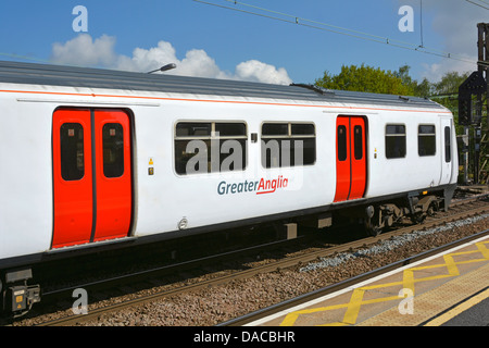 Le train de voyageurs de franchise Greater Anglia quittant la gare de Shenfield près de Brentwood Essex England UK comprend des marquages de sécurité de bord de plate-forme Banque D'Images