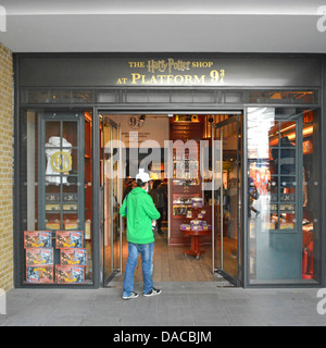 Boutique Harry Potter à neuf de la plate-forme et les trois quarts à l'intérieur du bâtiment de la gare de Kings Cross Banque D'Images