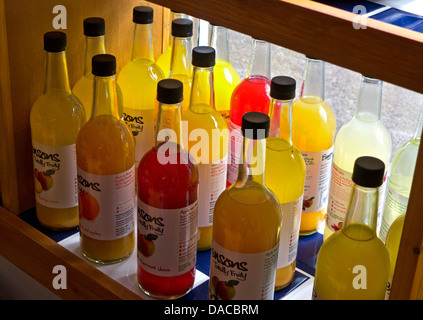 Variété de jus de fruits en bouteille saine sur l'affichage pour vendre à Cotswolds farm shop Banque D'Images