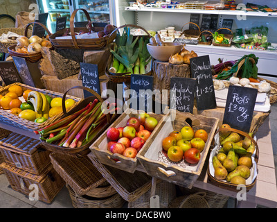 La production rurale traditionnelle farm shop intérieur avec des fruits et légumes frais locaux en vente UK Cotswolds Gloucester Banque D'Images