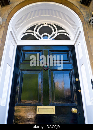 Un imposant de panneaux de porte avant noir géorgien 'numéro 1' avec des raccords en laiton London England UK Banque D'Images