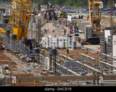 Grand projet de construction d'infrastructure, la nouvelle gare de Breda, aux Pays-Bas, avec beaucoup de gens qui travaillent. Banque D'Images