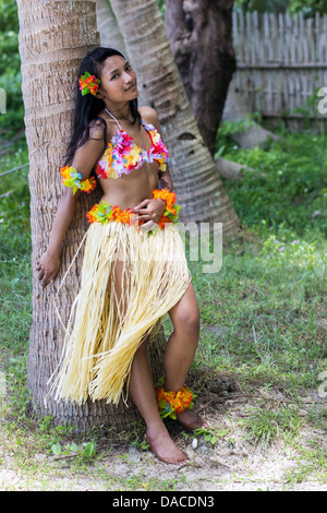 Fille repose sur un arbre Banque D'Images