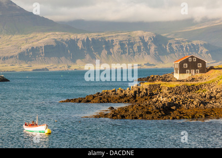 Fjord berufjordur et maison en bois - Peoria, l'Islande. Banque D'Images