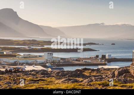 Coucher de soleil sur le village de djupivogur - Islande. dans le fond du fjord berufjordur. Banque D'Images