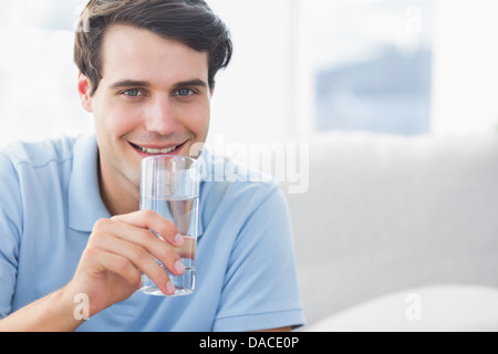 Homme tenant un verre d'eau Banque D'Images