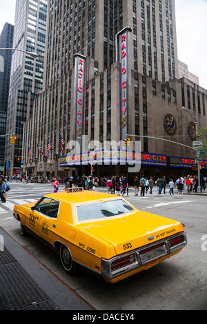 1970 New York taxi jaune à l'extérieur de Radio City, New York, USA. Banque D'Images