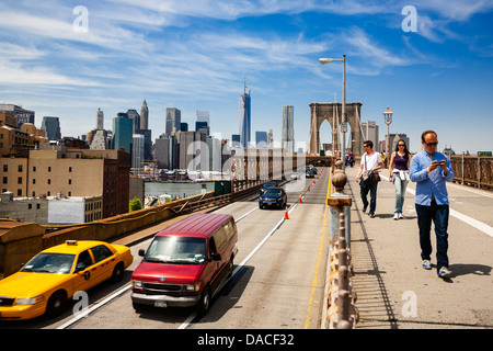 Le trafic et les piétons qui traversent le pont de Brooklyn, New York, USA. Banque D'Images