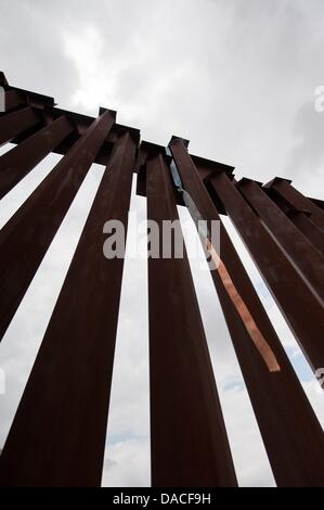 10 juillet 2013 - Nogales, Arizona, United States - une corde de fortune faits de sangles de fret liés ensemble se bloque à partir de la frontière près de Nogales, Arizona). Les porte-parole disent que vous n'avez qu'à l'ascension de la frontière est encore un moyen populaire d'entrée aux États-Unis pour les passeurs et les migrants. (Crédit Image : ©/ZUMAPRESS.com) s Seberger Banque D'Images