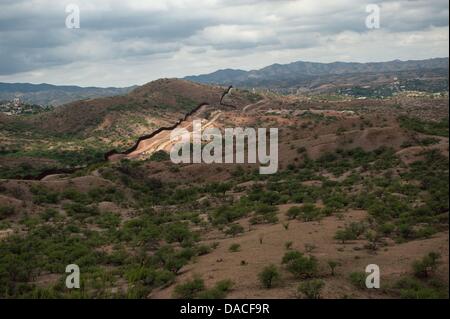 10 juillet 2013 - Nogales, Arizona, United States - La ''prochaine génération'' version de la frontière entre les États-Unis et le Mexique est visible à l'est de Nogales, Arizona) visant à dissuader les deux passages pour piétons et véhicules, la clôture atteint aussi haut que 30 pieds au-dessus du niveau du sol près de Nogales. (Crédit Image : ©/ZUMAPRESS.com) s Seberger Banque D'Images